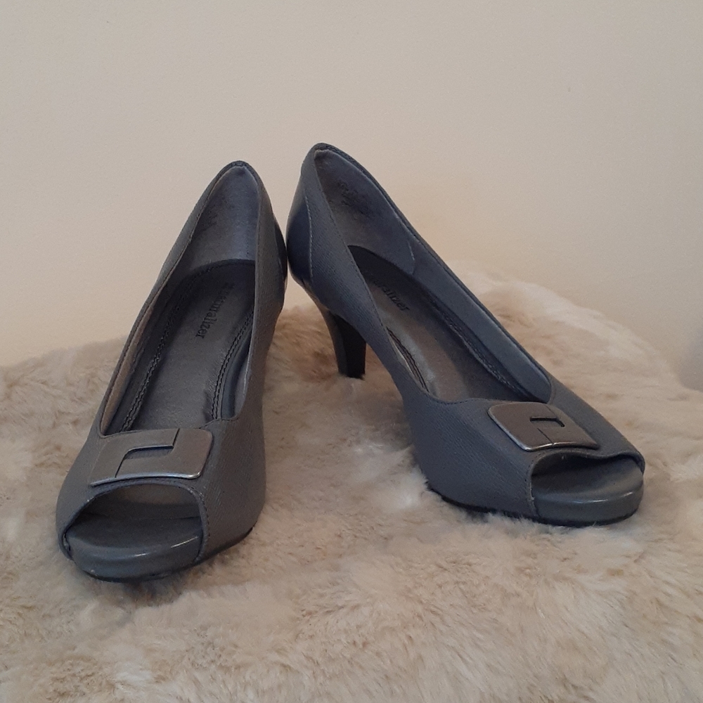 Naturalizers open-toed in gray 9.5